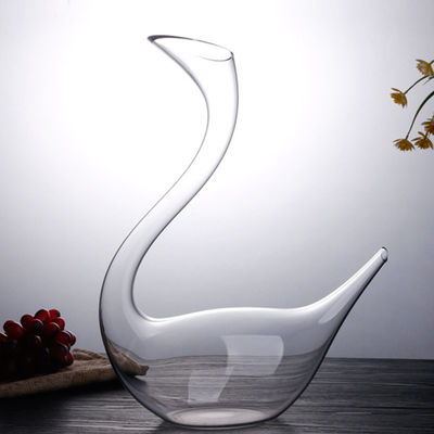 1800ml形づくガラス ワインのデカンターのハンドメイドの無鉛水晶物質的な白鳥 サプライヤー